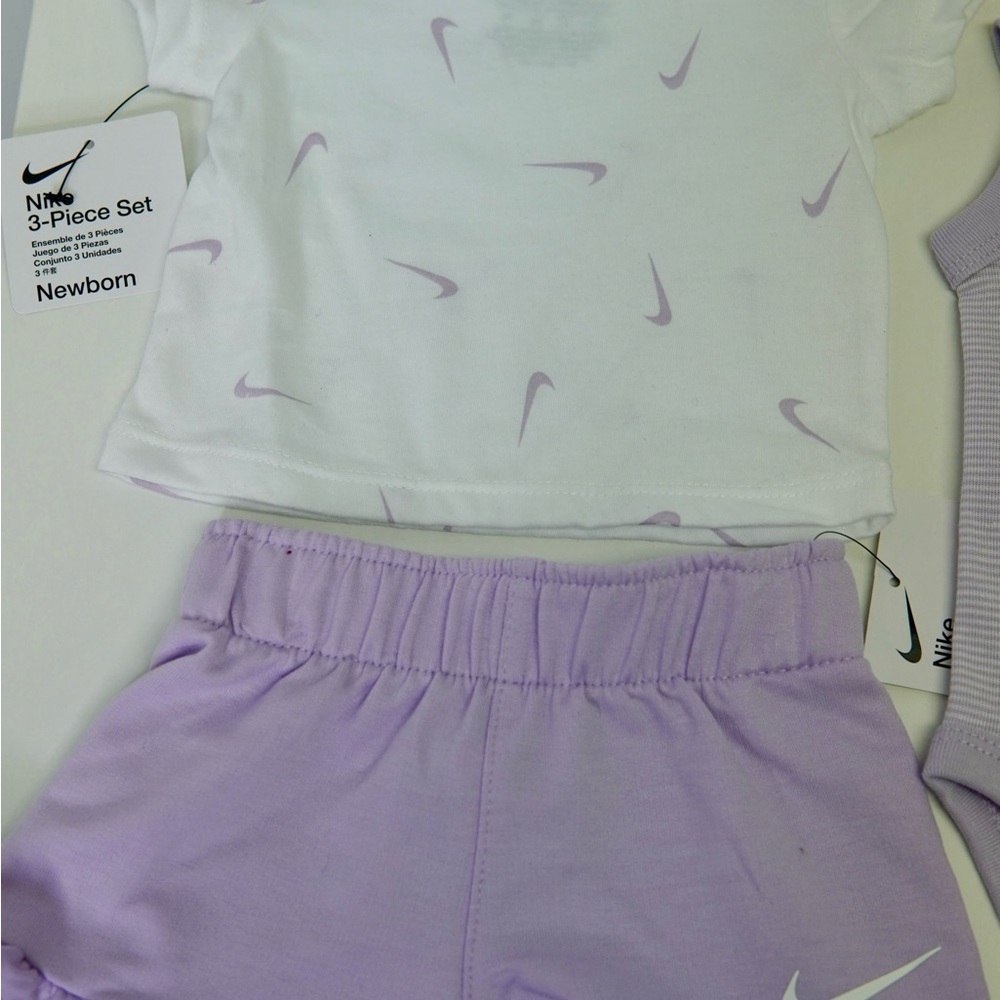 Nike Newborn Set in White and Light Purple